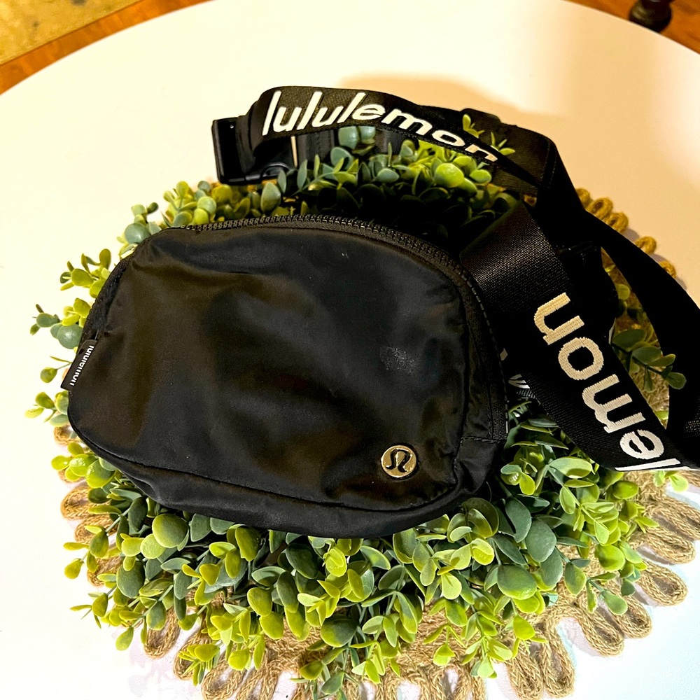 Lululemon Unisex LOGO belt bag black & white